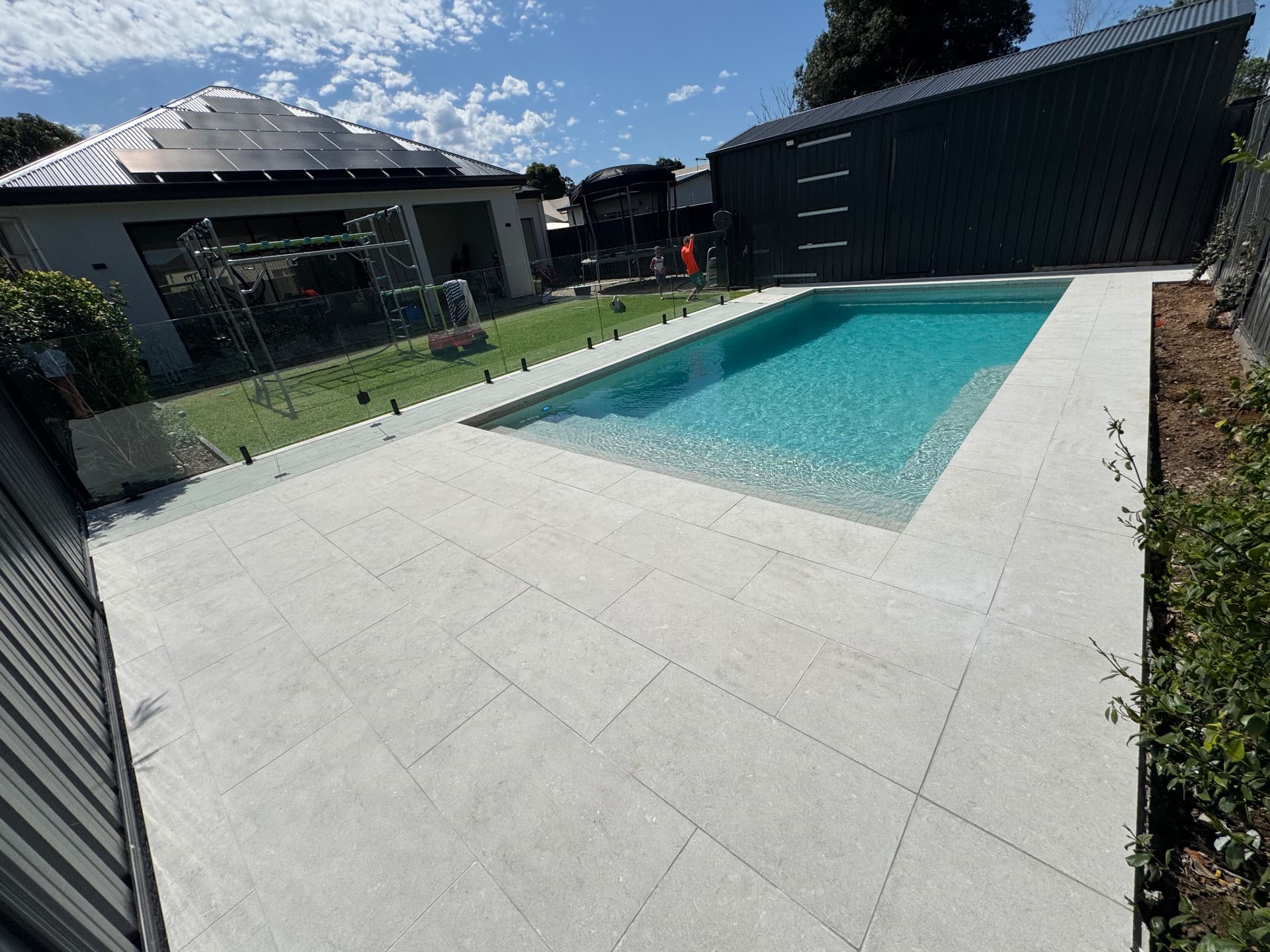 Large-format paving around a swimming pool