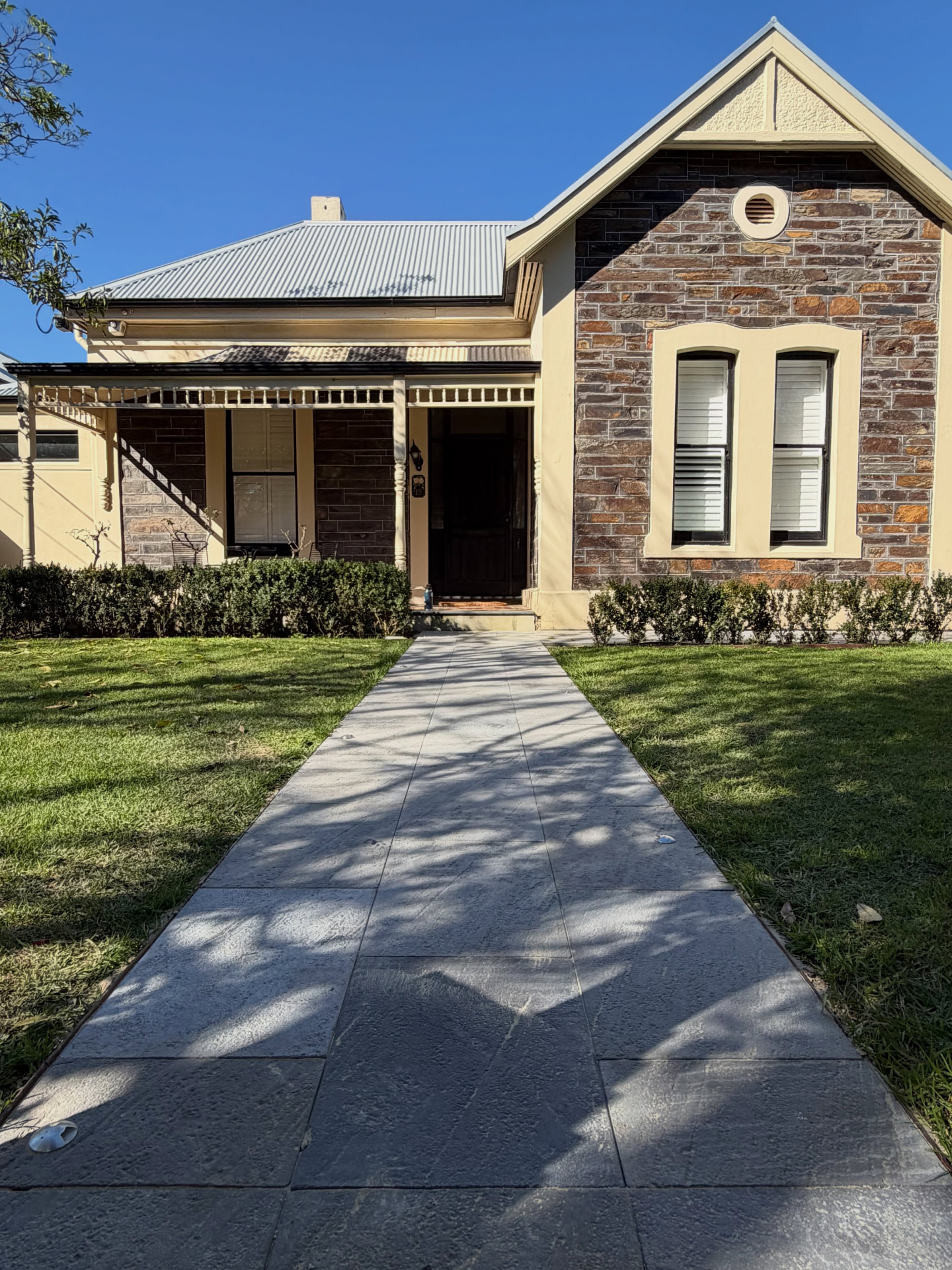 Front garden pathway after